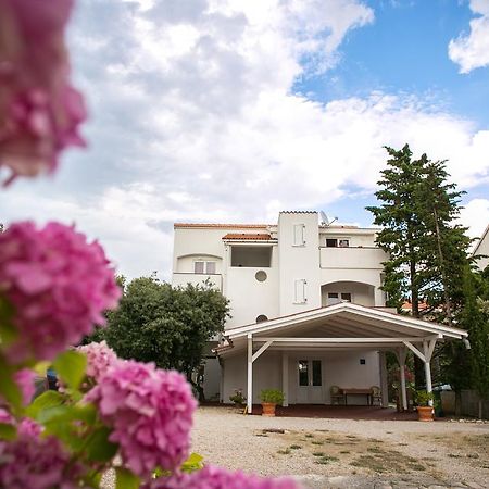 Apartments Ostrea - Mimoza โนวาลยา ภายนอก รูปภาพ